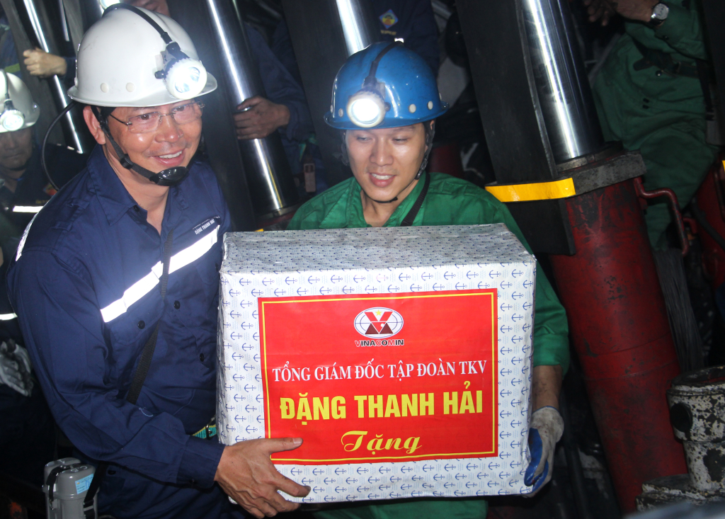 Tổng Giám đốc TKV Đặng Thanh Hải tặng quà cho các công nhân đang lao động trực tiếp tại lò chợ 12-1C/Vỉa 12-Khu Đông Bắc (Công ty Than Dương Huy). 