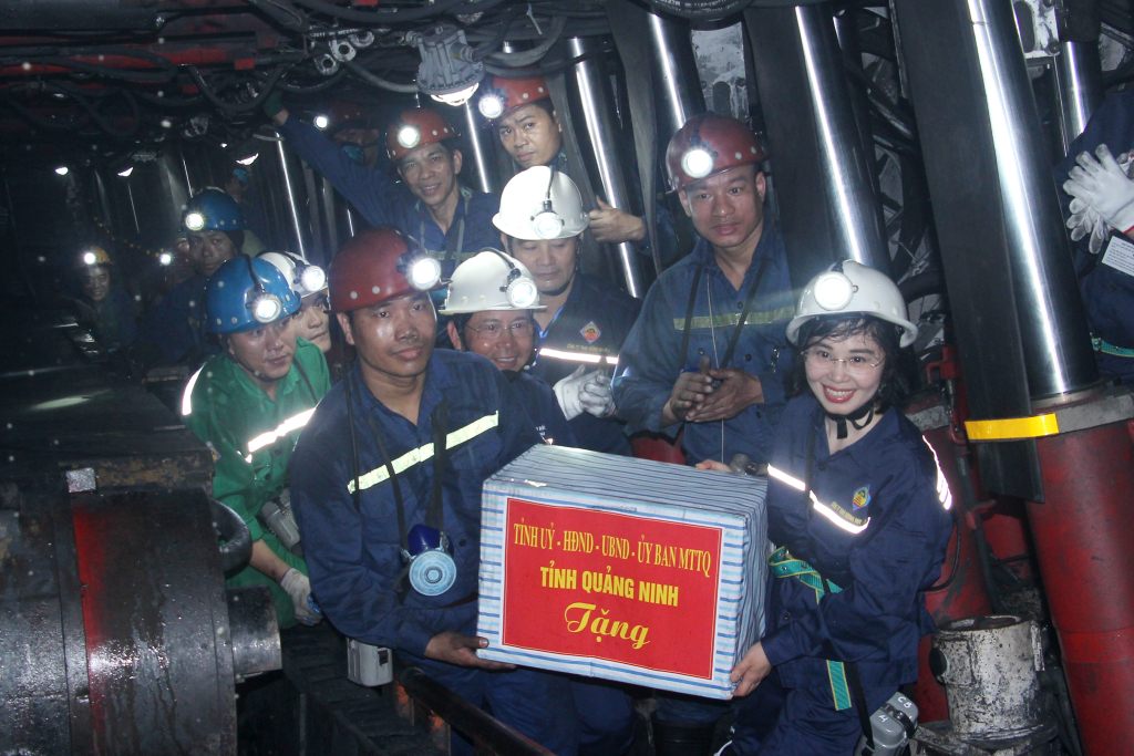 Đồng chí Trịnh Thị Minh Thanh, Phó Bí thư Thường trực Tỉnh ủy, tặng quà công nhân đang lao động trực tiếp tại lò chợ 12-1C/Vỉa 12-Khu Đông Bắc (Công ty Than Dương Huy).