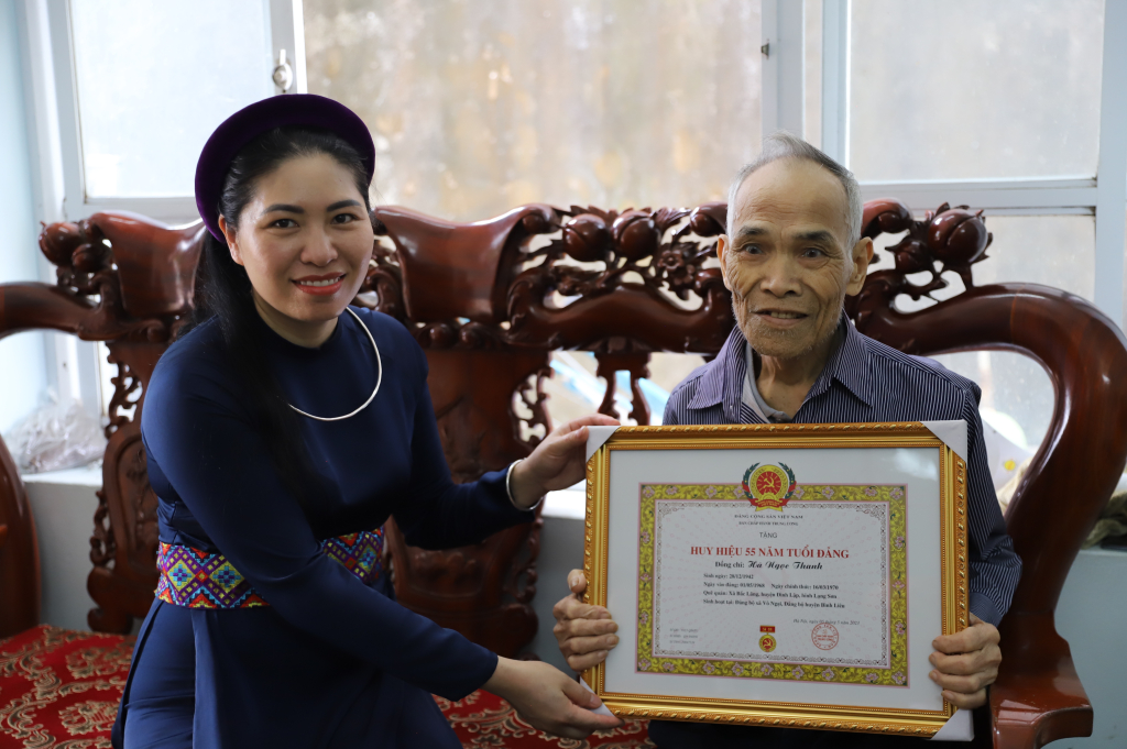 Đồng chí Bí thư HU trực tiếp đến nhà trao tặng huy hiệu 55 năm tuổi đảng cho đồng chí Hà Ngọc Thanh - Đảng bộ xã Vô Ngại 