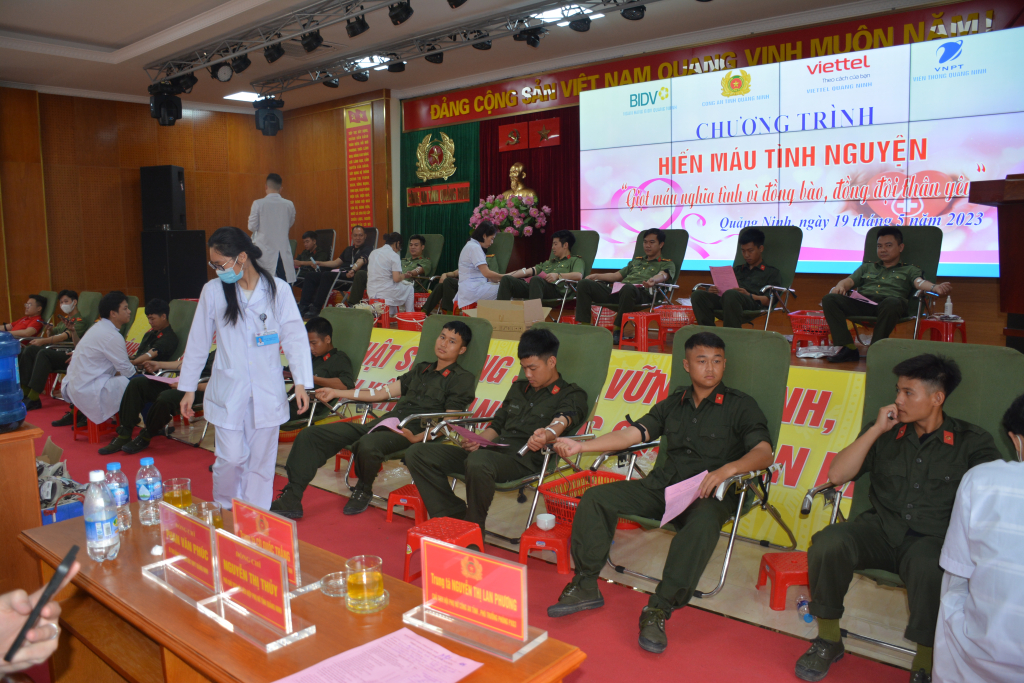 Cán bộ, chiến sỹ Công an tỉnh Quảng Ninh tham gia hiến máu.
