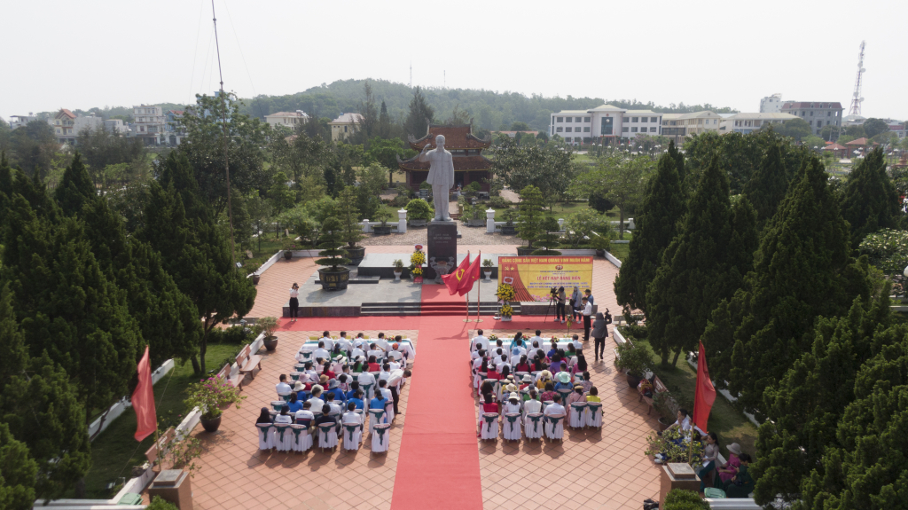 Đảng ủy Sở Y tế Quảng Ninh đã tổ chức Lễ công bố và trao quyết định kết nạp đảng viên cho 12 quần chúng ưu tú tại Di tích quốc gia đặc biệt Khu lưu niệm Chủ tịch Hồ Chí Minh trên đảo Cô Tô.