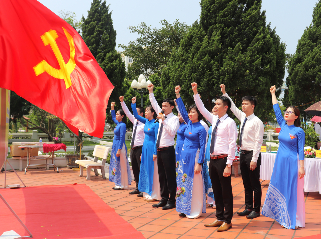 Các đảng viên mới tuyên thệ dưới cờ Đảng. 