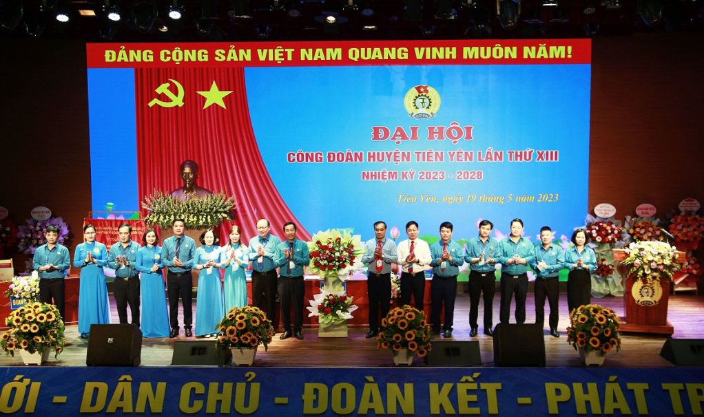 Các đồng chí lãnh đạo LĐLĐ tỉnh, lãnh đạo huyện Tiên Yên tặng hoa chúc mừng BCH Công đoàn huyện Tiên Yên khóa mới ra mắt tại Đại hội