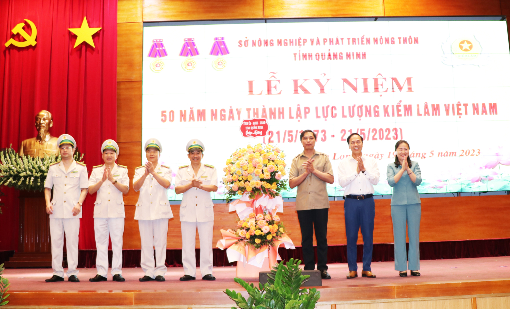 Lãnh đạo tỉnh Quảng Ninh tặng lẵng hoa chúc mừng lực lượng Kiểm lâm Quảng Ninh nhân dịp kỷ niệm gần 50 năm thành lâp và phát triển.