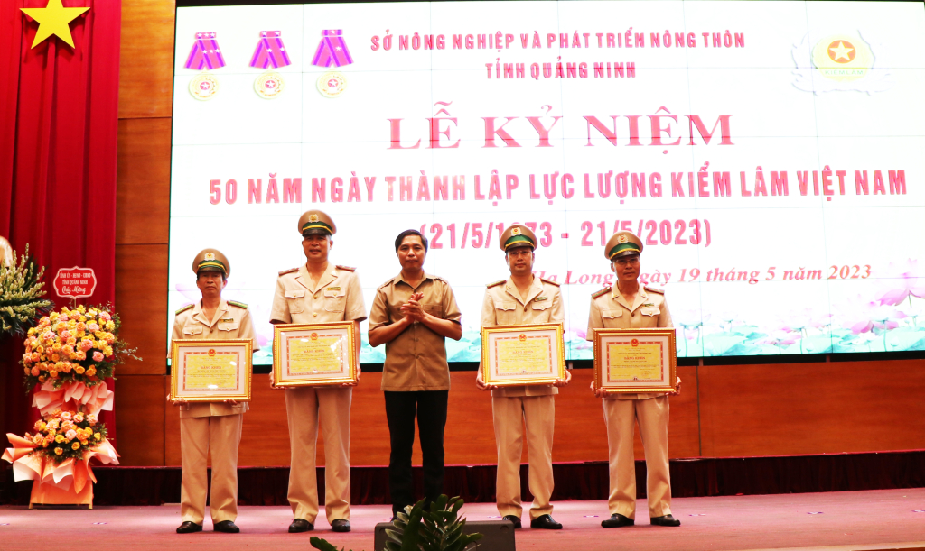 Đồng chí Vũ Văn Diện, Uỷ viên BTV Tỉnh uỷ, PCT UBND tỉnh khen thưởng các tập thế, cá nhân lực lượng Kiểm lâm Quảng Ninh có thành tích xuất sắc.