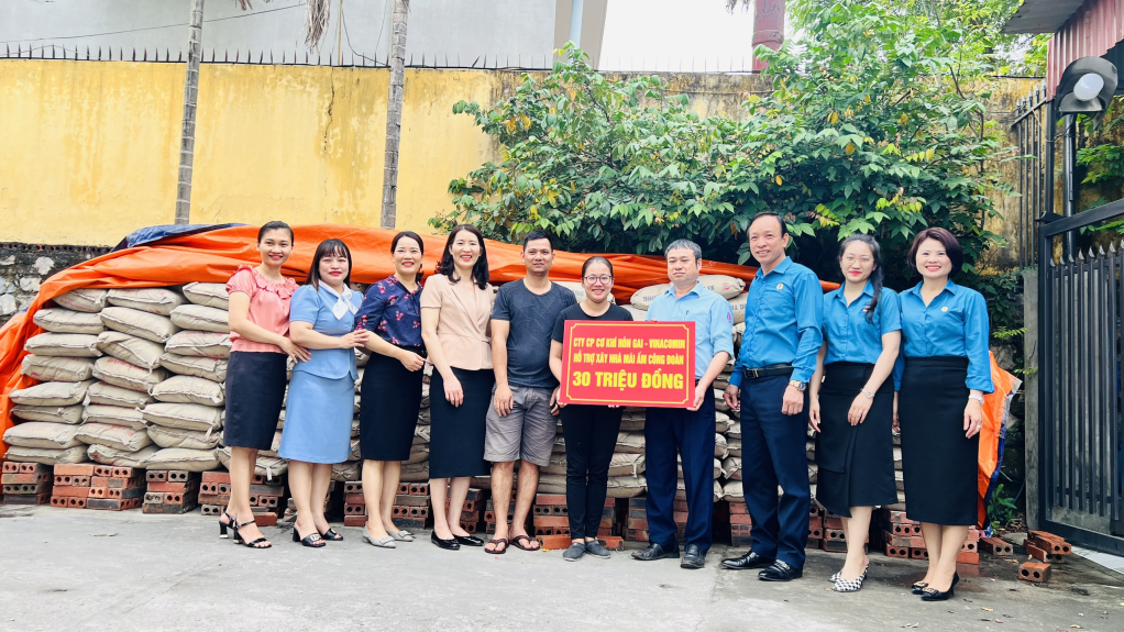 Trao hỗ trợ xây Mái ấm công đoàn cho gia đình chị Lê Thị Thương.