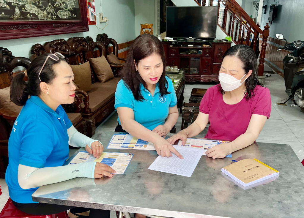 Cán bộ BHXH TP Móng Cái hướng dẫn người dân đăng ký tham gia BHXH tự nguyện.