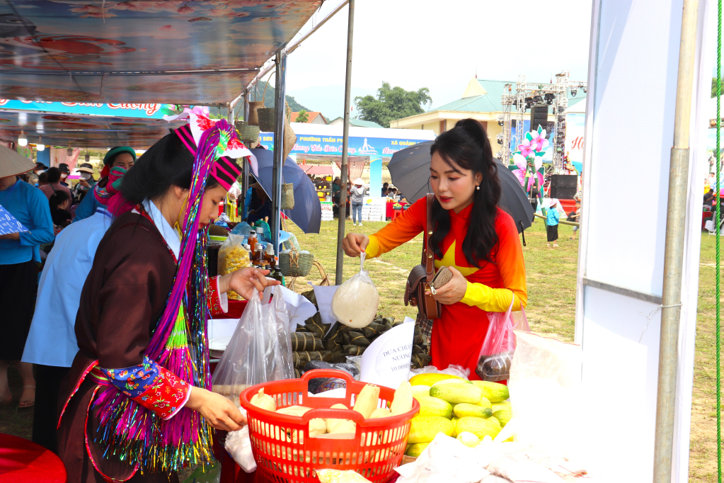 Chợ phiên Pò Hèn bày bán những sản phẩm đặc sản của Hải Sơn.