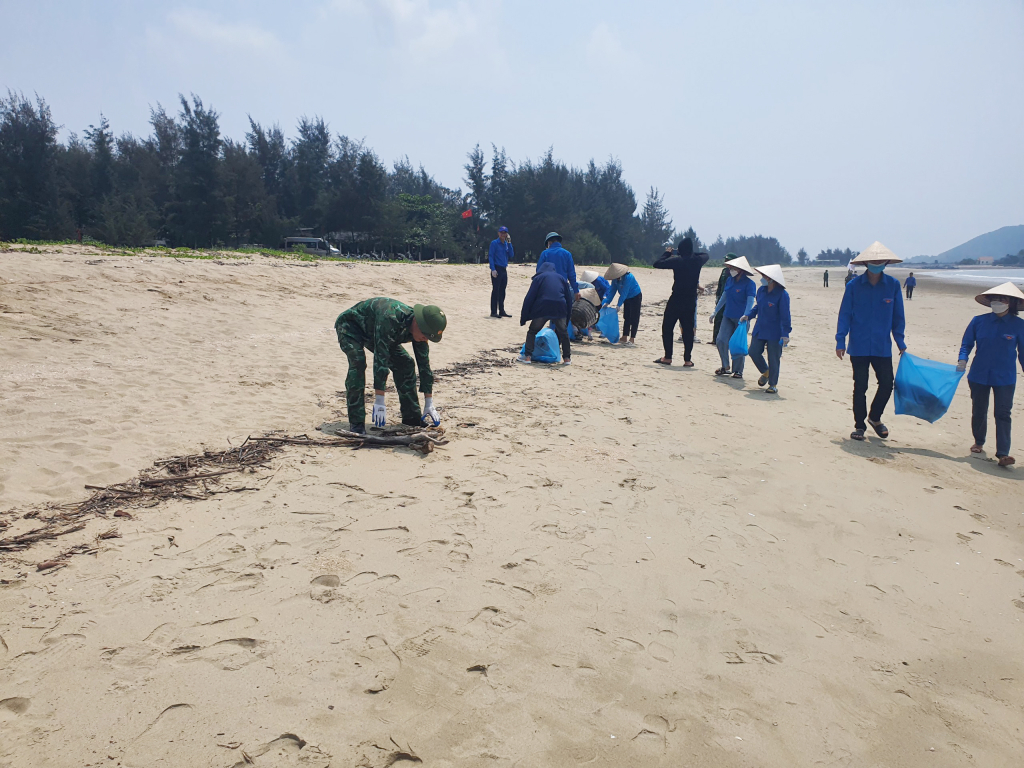 Đoàn viên thanh niên các đơn vị thu gom rác trên bờ biển.