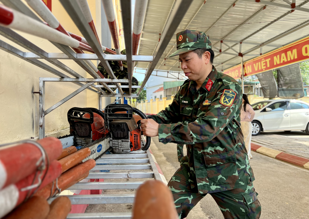 Cán bộ Ban CHQS huyện Hải Hà kiểm tra dụng cụ phục vụ phòng chống cháy rừng.