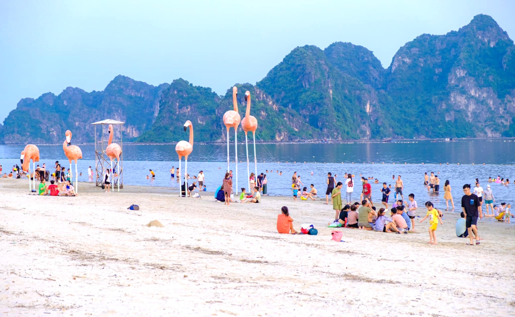 Người dân tắm biển tại bãi tắm công cộng vịnh Bái Tử Long, TP Cẩm Phả.