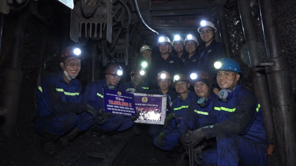 Lãnh đạo Công đoàn TKV tặng thưởng thợ lò sản xuất tại Lò chợ mức -60 Vỉa 16 Khu mỏ Hà Ráng - Than Hòn Gai dịp Tháng Công nhân 2023 (Ảnh: Việt Trung-CTV)