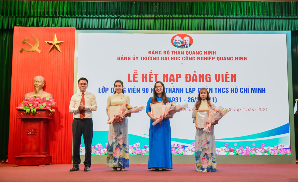 Lễ kết nạp đảng viên “Lớp đảng viên 90 năm thành lập Đoàn TNCS Hồ Chí Minh”.