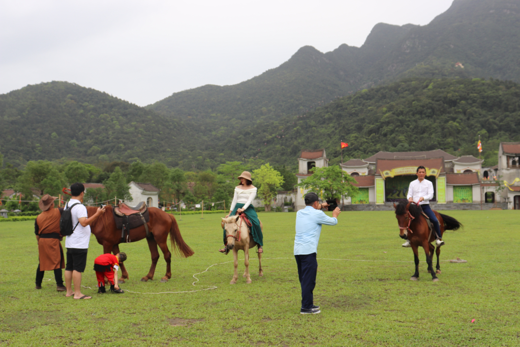 Du khách trải nghiệm hoạt động cưỡi ngựa tại Khu nghỉ dưỡng Legacy Yên Tử. 