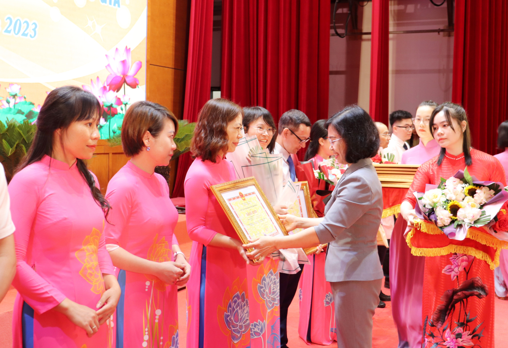 Đồng chí Trịnh Thị Minh Thanh, Phó Bí thư Thường trực Tỉnh ủy trao Bằng khen của UBND tỉnh cho các thầy, cô giáo có thành tích trong tập huấn, hướng dẫn học sinh tham dự Kỳ thi chọn học sinh giỏi quốc gia THPT và Cuộc thi Khoa học Kỹ thuật học sinh trung học.