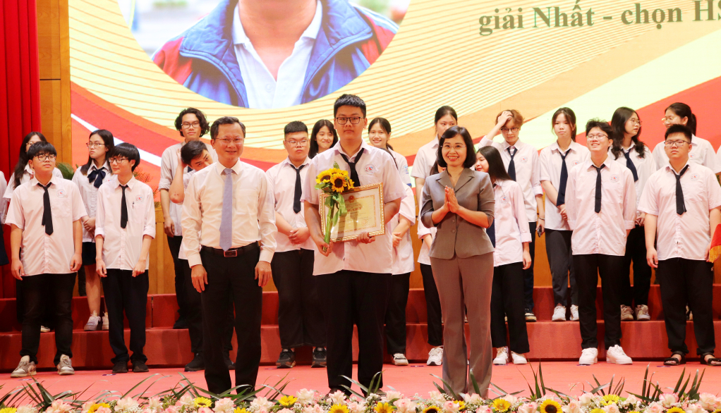 Đồng chí Trịnh Thị Minh Thanh, Phó Bí thư Thường trực Tỉnh ủy và đồng chí Cao Tường Huy, Quyền Chủ tịch UBND tỉnh trao Bằng khen của Bộ Giáo dục và Đào tạo cho các em học sinh đoạt giải Nhất, Nhì, Ba kỳ thi học sinh chọn học sinh giỏi Quốc gia THPT