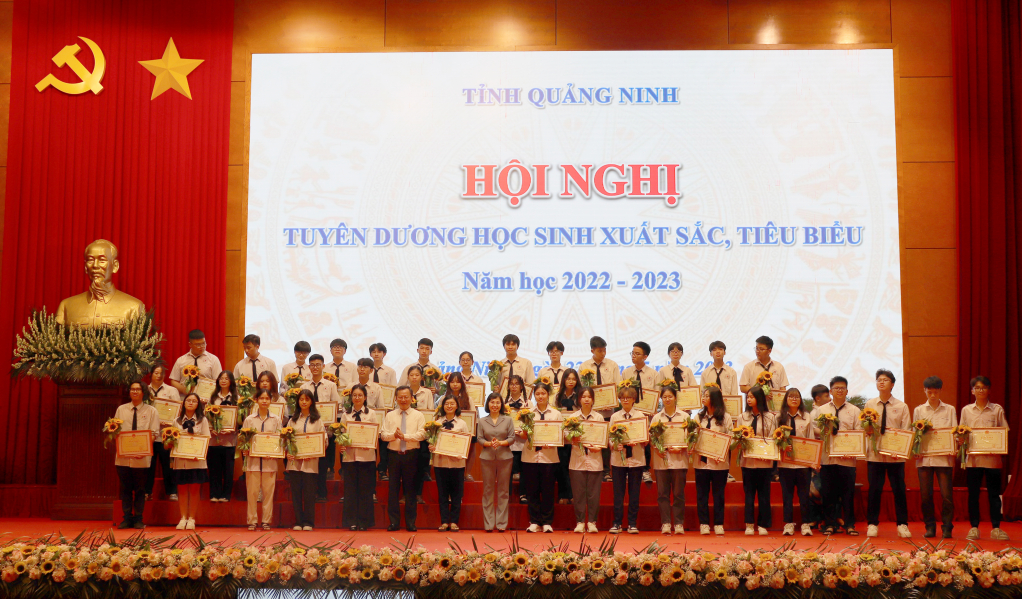 41 học sinh đoạt giải Nhất, Nhì, Ba kỳ thi học sinh chọn học sinh giỏi Quốc gia THPT và cuộc thi Khoa học Kỹ thuật học sinh trung học cấp Quốc gia năm học 2022-2023 vinh dự nhận Bằng khen của Bộ Giáo dục và Đào tạo.