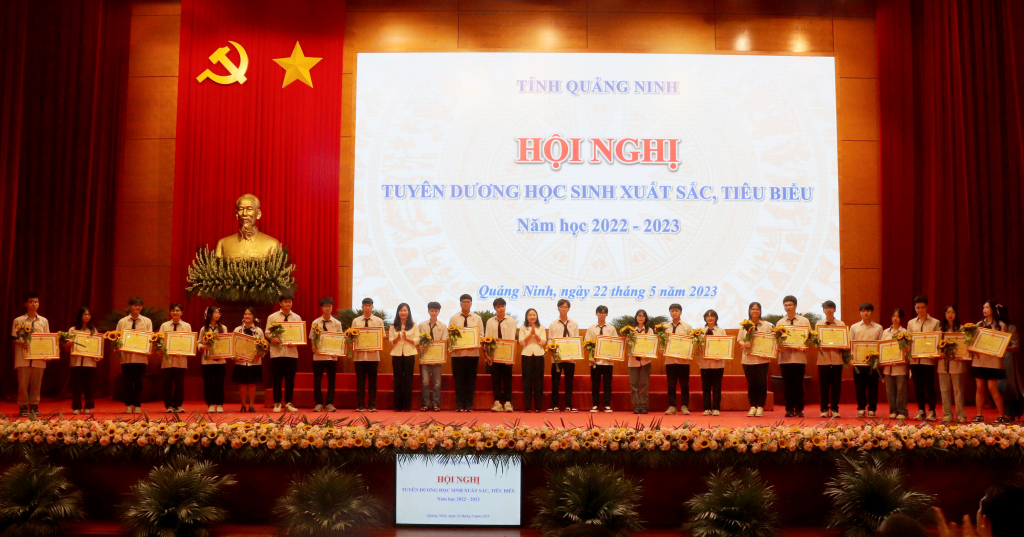 Đồng chí Vi Ngọc Bích, Phó Chủ tịch Thường trực HĐND tỉnh và đồng chí Nguyễn Thị Hạnh, Phó Chủ tịch UBND tỉnh trao Bằng khen của UBND tỉnh cho các học sinh đoạt giải Khuyến khích kỳ thi chọn học sinh giỏi Quốc gia các môn văn hóa.
