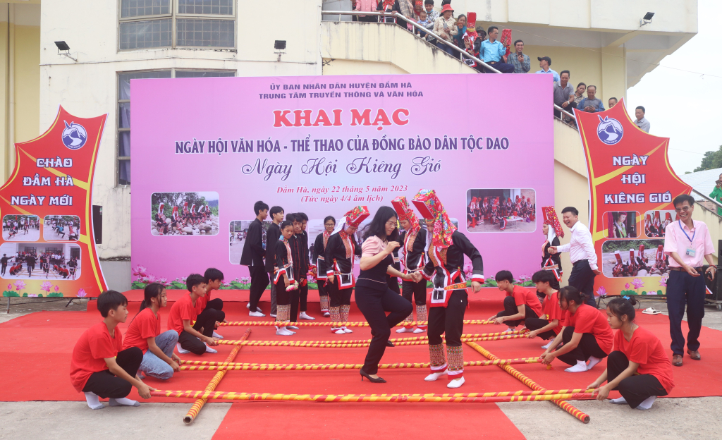Các đồng chí lãnh đạo huyện và các đại biểu tham gia múa sạp cùng đồng bào dân tộc Dao.