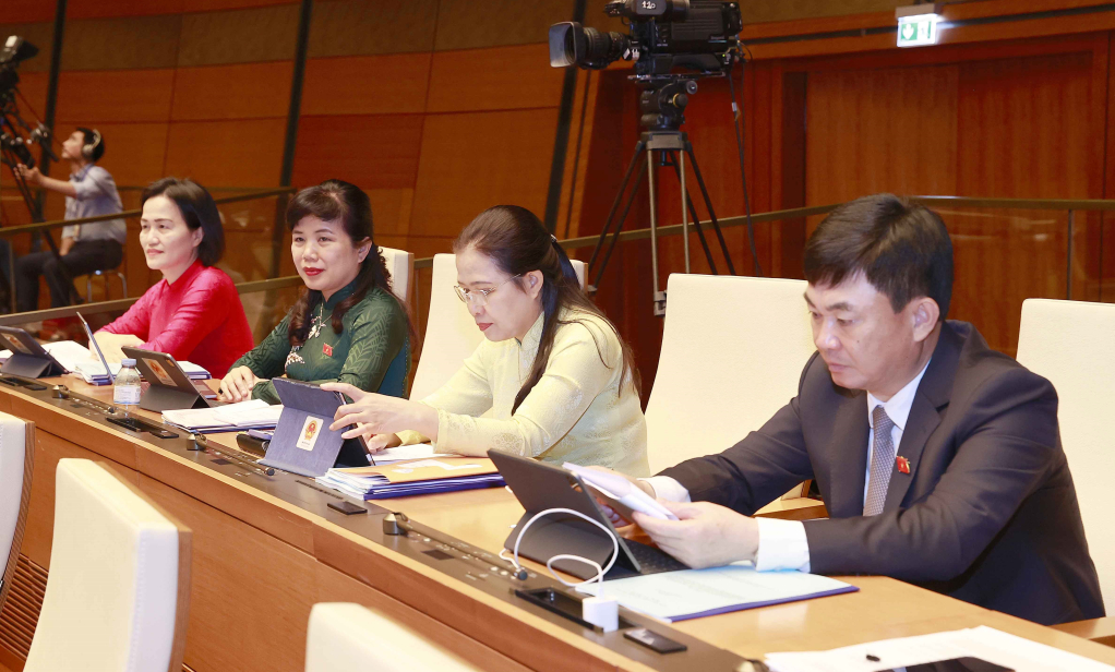Các đại biểu Quốc hội tỉnh Quảng Ninh tham dự kỳ họp.