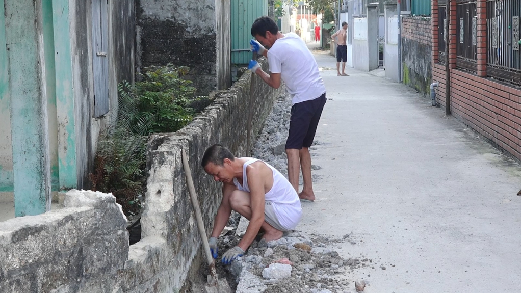 100% nhân dân thôn 3, xã Hạ Long, huyện Vân Đồn đóng góp tiền đào rãnh chờ đặt ống dẫn nước