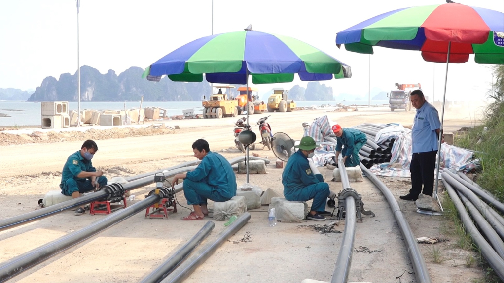 Nhân viên Xí nghiệp nước Vân Đồn đang hoàn thiện khâu đấu nối để lắp đặt đường ống nước