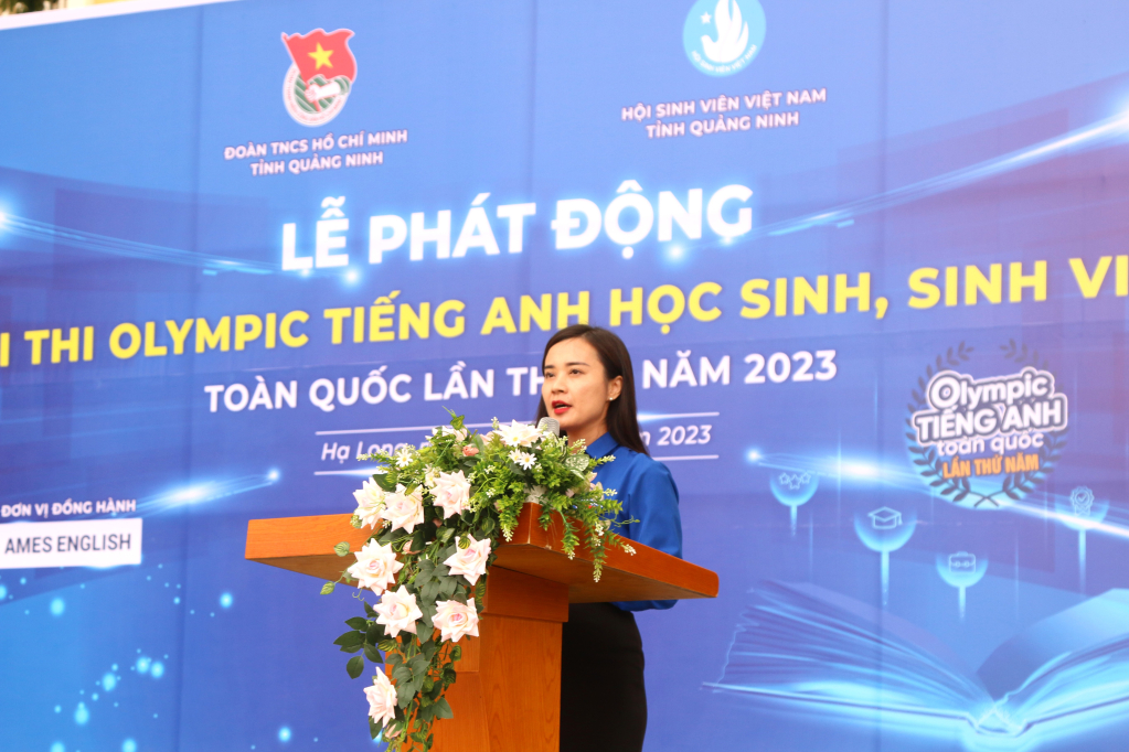 Phó Bí thư Tỉnh đoàn Nguyễn Phương Thảo phát biểu khích lệ tinh thần các bạn học sinh tham dự cuộc thi.
