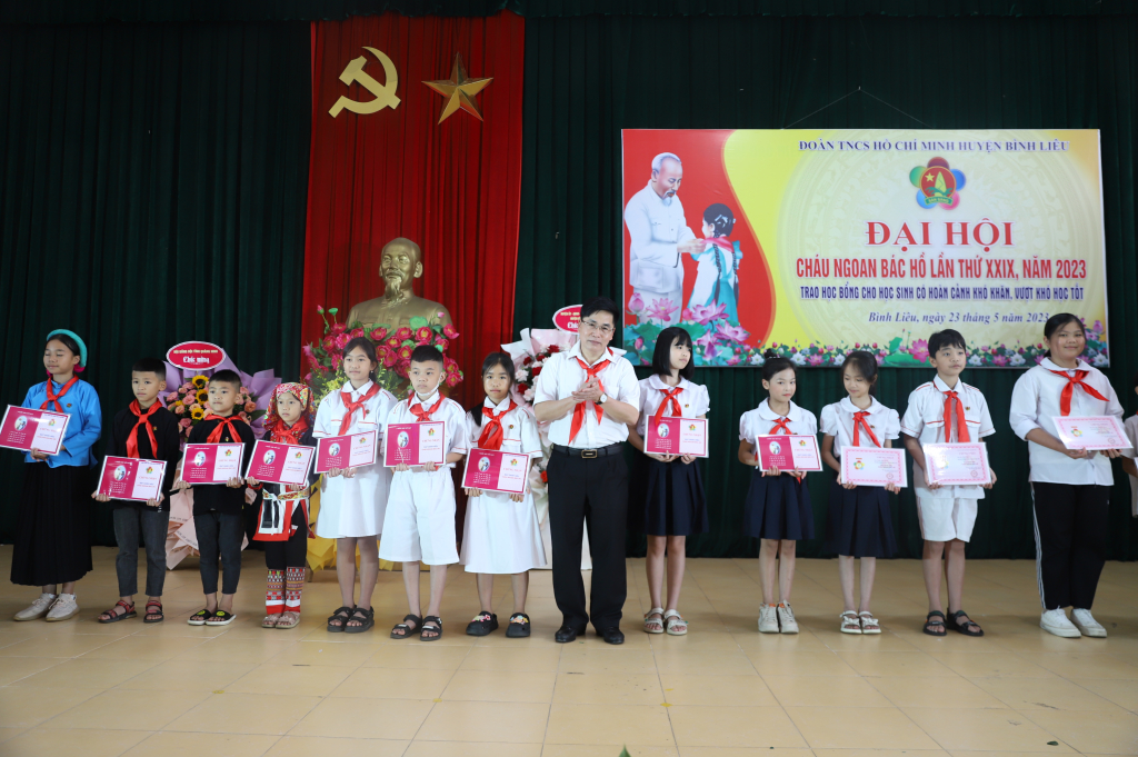 Lãnh đạo huyện Bình Liêu trao giấy chứng nhận danh hiệu “Cháu ngoan Bác Hồ” cho các đội viên, thiếu niên tiêu biểu tại Đại hội