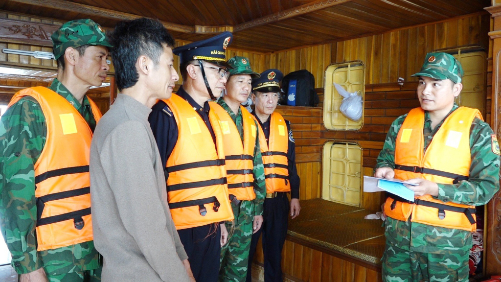 Lực lượng Biên phòng, Hải quan Cẩm Phả tuyên truyền pháp luật cho người dân.