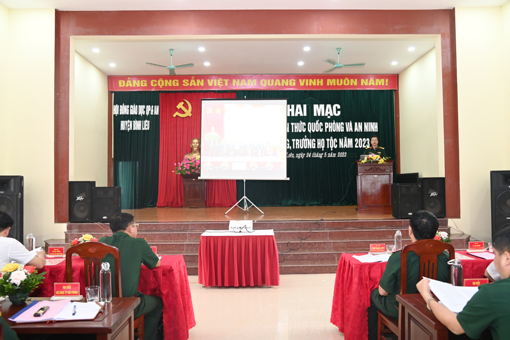 Ngay sau khai mạc, Thiếu tá -Thạc sĩ Lê Gia Đồng, Chính trị viên phó BanCHQS huyện Bình Liêu giảng chuyên đề phòng chống chiến lược “Diễn biến hòabình”, bạo loạn lật đổ của các thế lực thù địch với Việt Nam.
