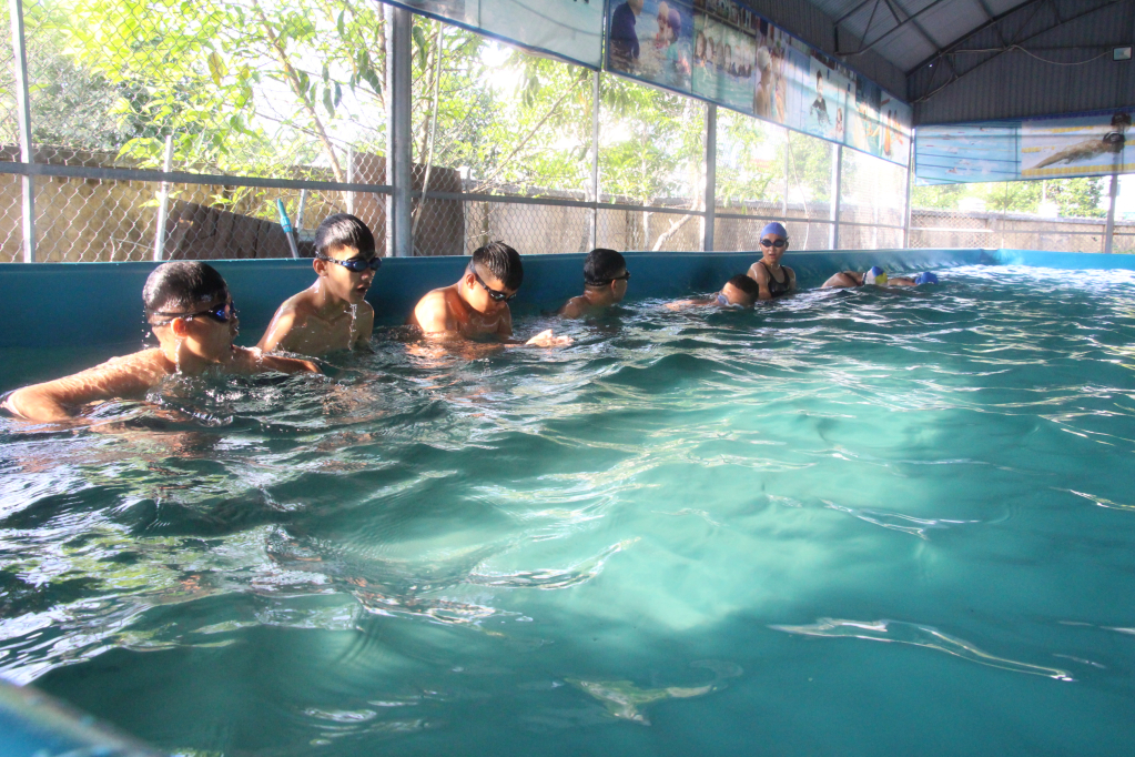 Tổ chức lớp dạy bơi tại bể bơi trường THCS Lê Quý Đôn