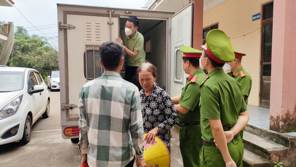 Bị cáo được dẫn giải để chấp hành án phạt tù