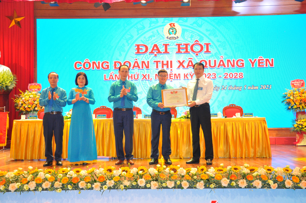 Đồng chí Tô Xuân Thao, Chủ tịch LĐLĐ tỉnh tặng bằng khen của LĐLĐ tỉnh cho LĐLĐ thị xã Quảng Yên. 