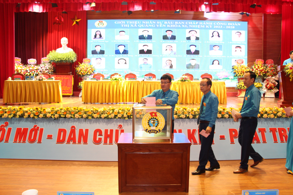 Đại hội bỏ phiếu bầu BCH Công đoàn thị xã Quảng Yên khóa mới.