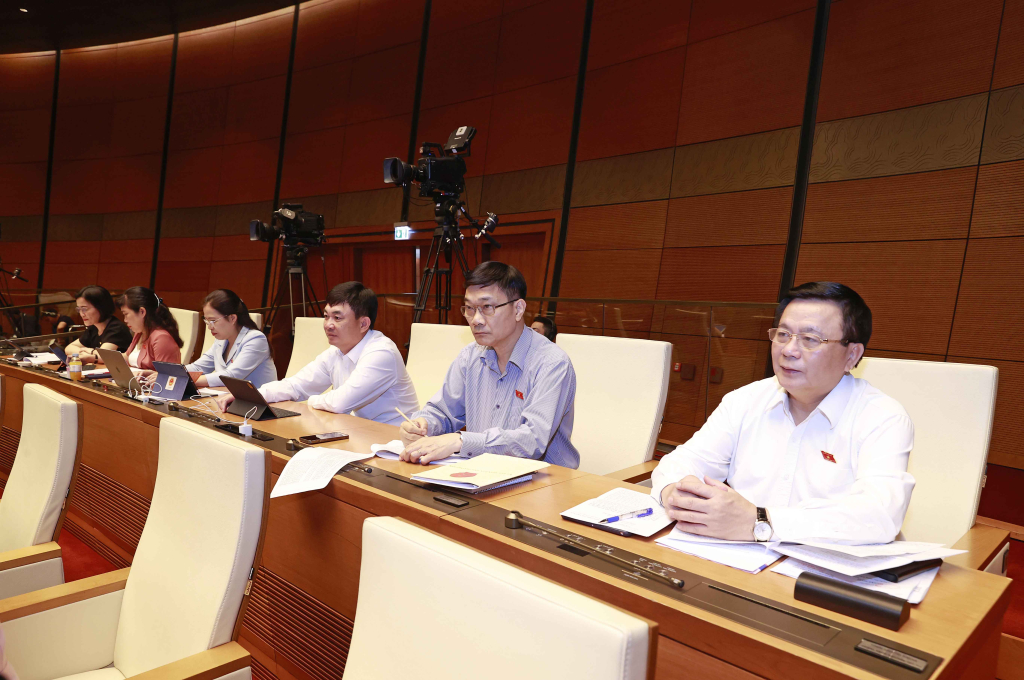 Các đại biểu Quốc hội tỉnh Quảng Ninh nghiên cứu tài liệu tại phiên họp.