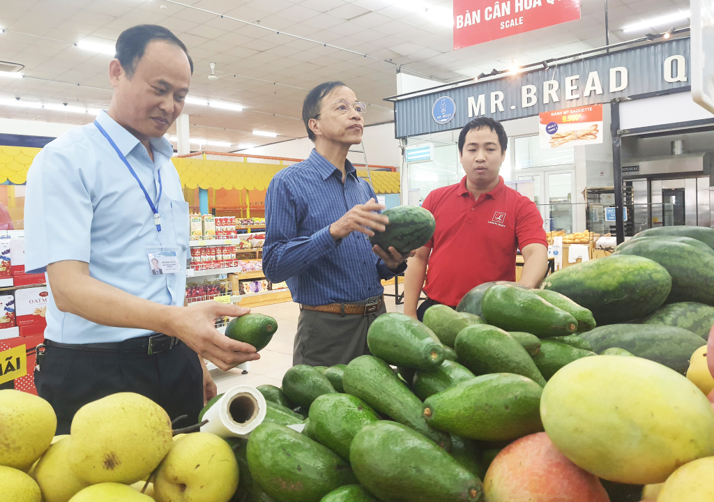 Đoàn kiểm tra liên ngành tỉnh kiểm tra nguồn gốc rau quả nhập vào Siêu thị Lan Chi (TX Quảng Yên) thời điểm đầu tháng 5 vừa qua.