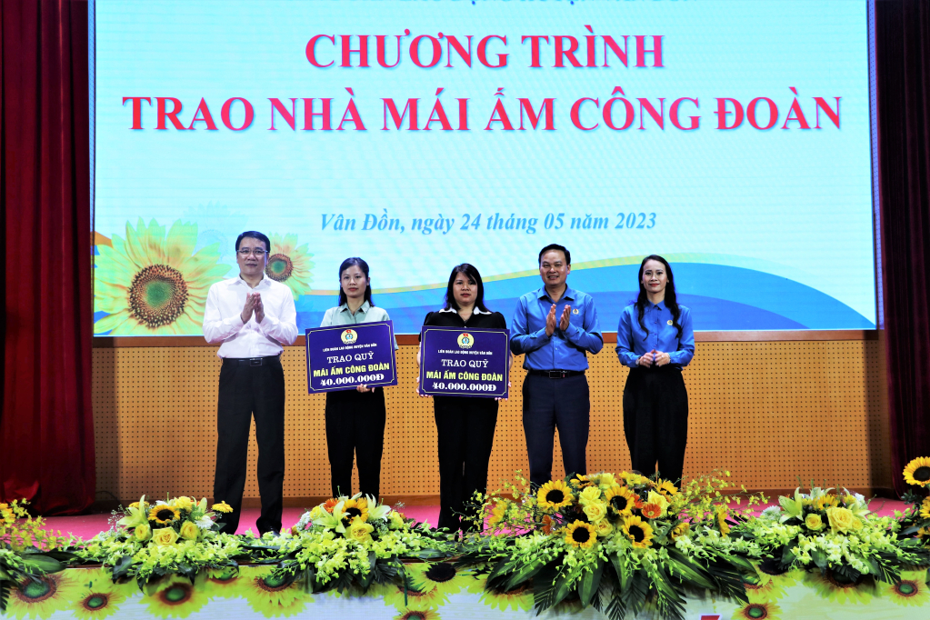 LĐLĐ huyện Vân Đồn trao kinh phí hỗ trợ mái ấm công đoàn cho đoàn viên