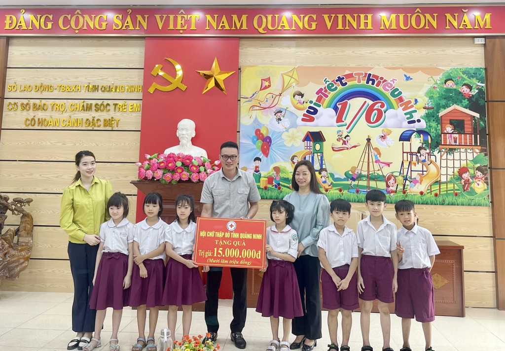 Ông Nguyễn Tuấn Anh, Phó Chủ tịch Hội Chữ thập đỏ tỉnh trao tặng quà cho các em học sinh tại Cơ sở bảo trợ, chăm sóc trẻ em có hoàn cảnh đặc biệt tỉnh.