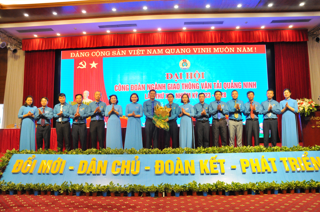 BCH Công đoàn ngành GTVT khóa XVI ra mắt Đại hội. 