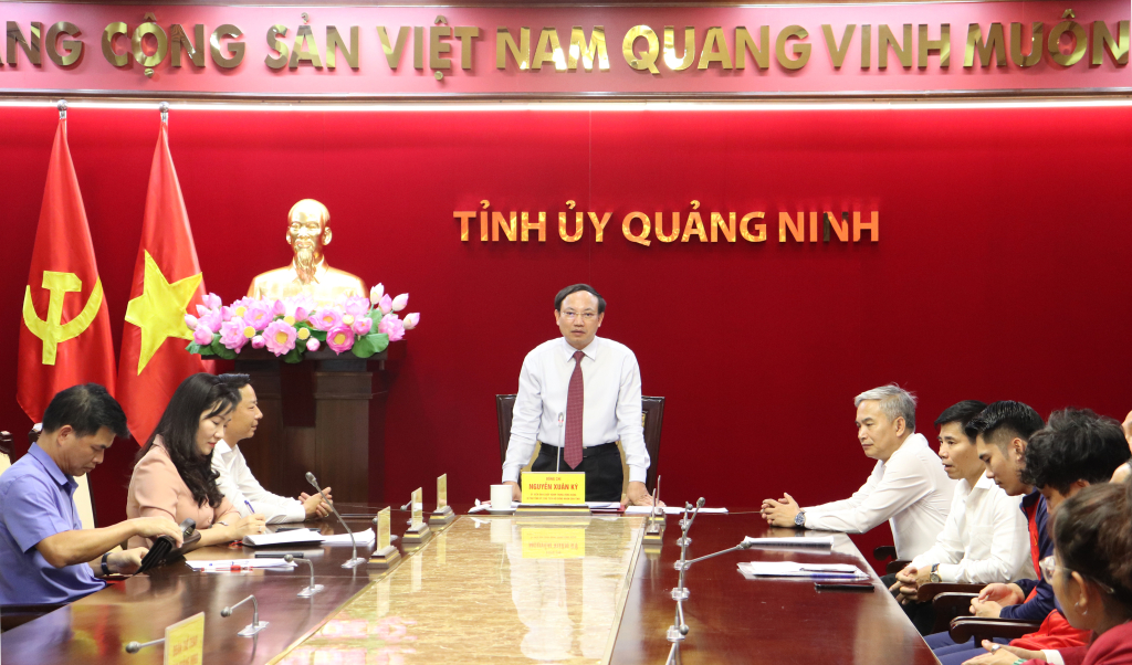 Đồng chí Nguyễn Xuân Ký, Ủy viên Trung ương Đảng, Bí thư Tỉnh ủy, Chủ tịch HĐND tỉnh, phát biểu tại buổi gặp mặt.