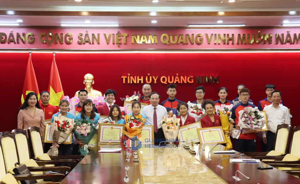 Nguyễn Xuân Ký, Ủy viên Trung ương Đảng, Bí thư Tỉnh ủy, Chủ tịch HĐND tỉnh chụp ảnh cùng các HLV, VĐV.