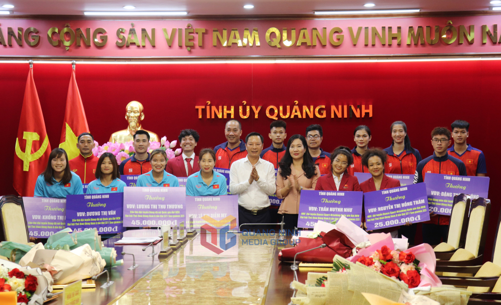 Các đồng chí: Lê Văn Ánh, Phó Chủ tịch HĐND tỉnh; Nguyễn Thị Hạnh, Phó Chủ tịch UBND tỉnh trao tiền thưởng của tỉnh cho các HLV, VĐV.