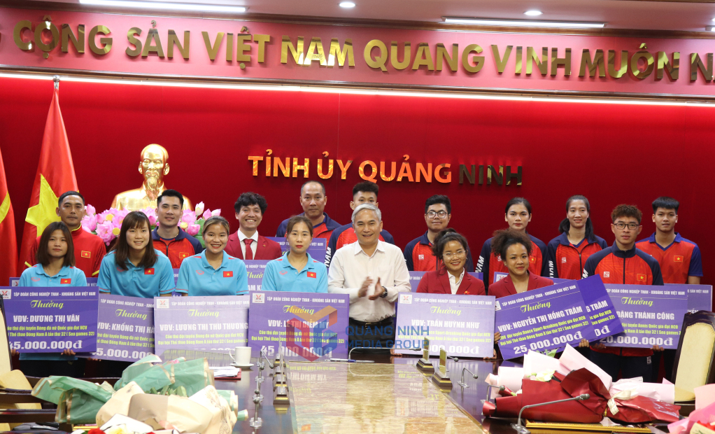 Tập đoàn CN Than và Khoáng sản Việt Nam trao tiền thưởng cho các HLV, VĐV.