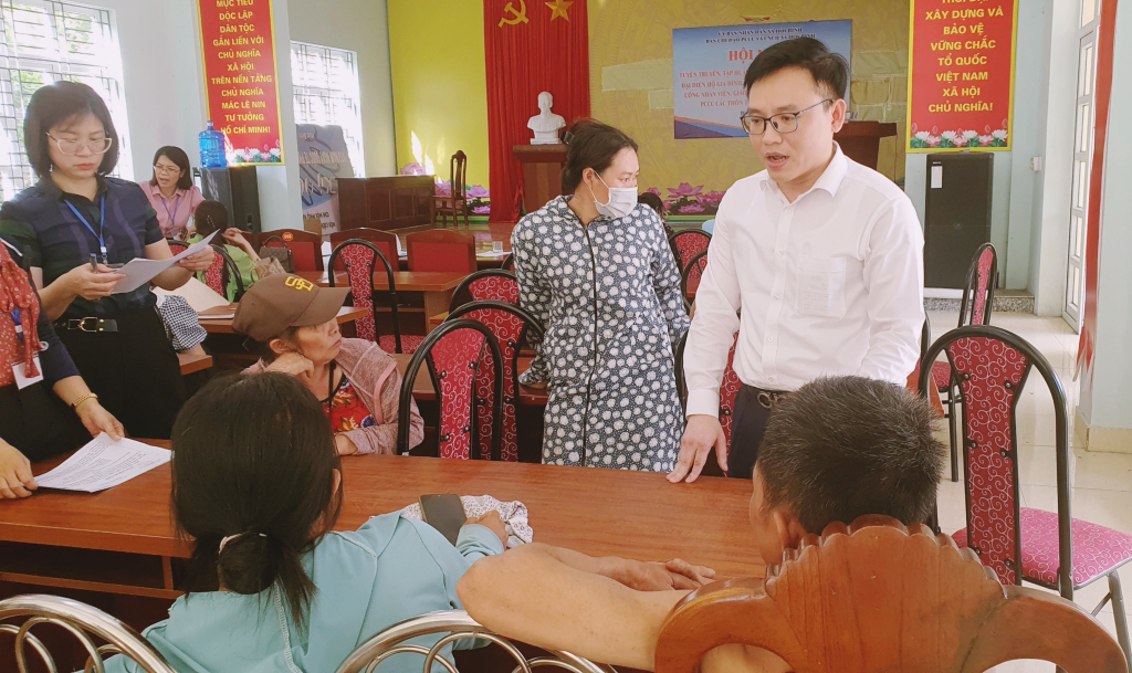 Lãnh đạo Trung tâm Phát triển Quỹ đất Thành phố Hạ Long giải đáp các thắc mắc, kiến nghị của nhân dân trong buổi trả tiền GPMB và bắt thăm tái định cư