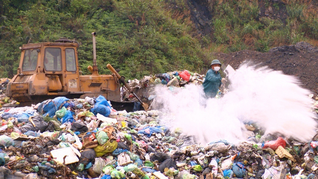 Khu tập kết, chôn lấp rác tại xã Vũ Oai, Hòa Bình, Tp Hạ Long được phun chế phẩm sinh học và rác vôi bột thường xuyên để hạn chế thấp nhất ảnh hưởng của rác thải tới môi trường