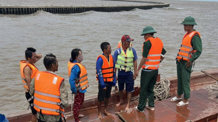 Chìm sà lan chở 200 tấn đá trên biển Kiên Giang, ứng cứu 4 người 1