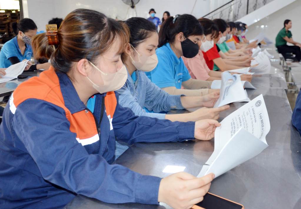 Công nhân tại KCN Cái Lân (TP Hạ Long) nghiên cứu tài liệu về chính sách BHXH, BHYT, BHTN (tháng 4/2023).