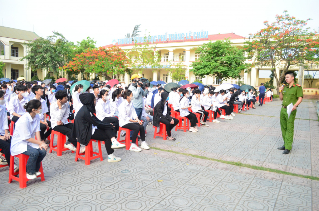 Công an TX Đông Triều tuyên truyền về ma túy cho học sinh trường THPT Lê Chân. Ảnh: Nguyễn Khánh (Công an tỉnh).