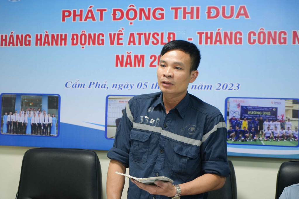 Anh Nguyễn Văn Hội quán triệt các tổ viên thực hiện công tác ATVSLĐ, quy trình, kỹ thuật... trước khi vào ca sản xuất.