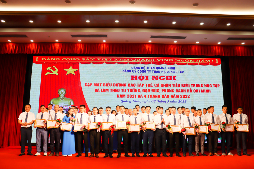 Anh Nguyễn Văn Hội (hàng thứ nhất ở vị trí thứ tám từ phải qua) nhận Giấy khen cá nhân có thành tích xuất sắc trong “ Học tập và làm theo tư tưởng, đạo đức, phong cách Hồ Chí Minh” năm 2021 và 4 tháng đầu năm 2022.